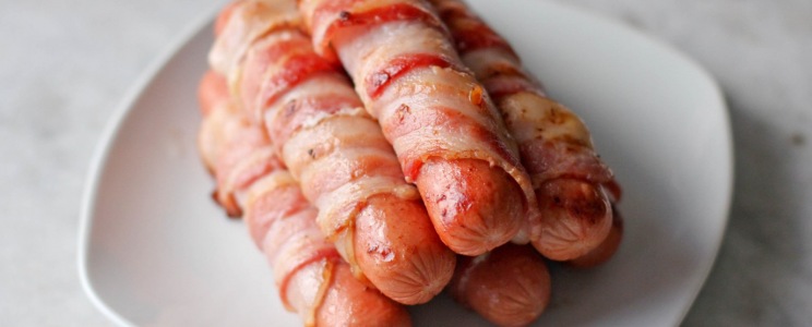 Baconbe tekert grillkolbász