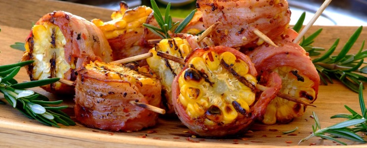 Baconbe tekert kukorica