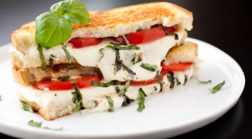 Caprese grillezett sajt