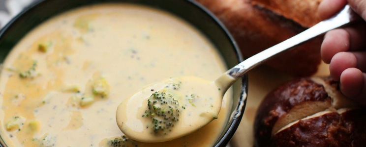 Cheddar sajtos brokkoli leves