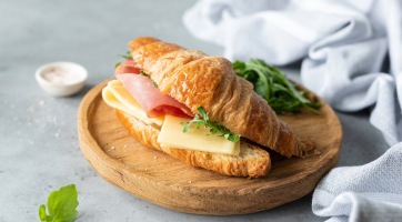 Croissantos suliszendvics
