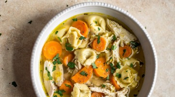 Csirkés tortellini leves