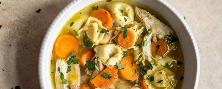Csirkés tortellini leves