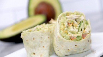Csirkés-avokádós tortilla tekercsek