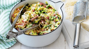 Cukkinis baconös spagetti