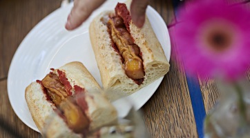 Faszénen sült grillsajt nyárs bagettben
