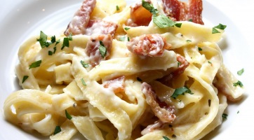 Fettuccine bacon tészta