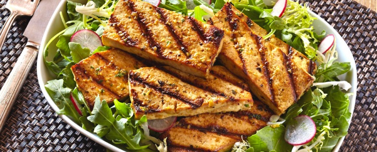 Grillezett tofu salátaágyon