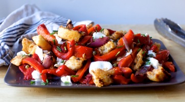 Grillezett paprika mozzarellás panzanellával