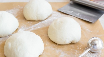 Hűtőben kelt pizzatészta