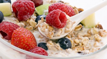 Joghurt müzlivel és gyümölccsel