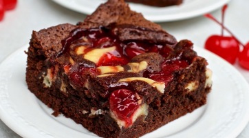 Meggyes-krémsajtos brownie
