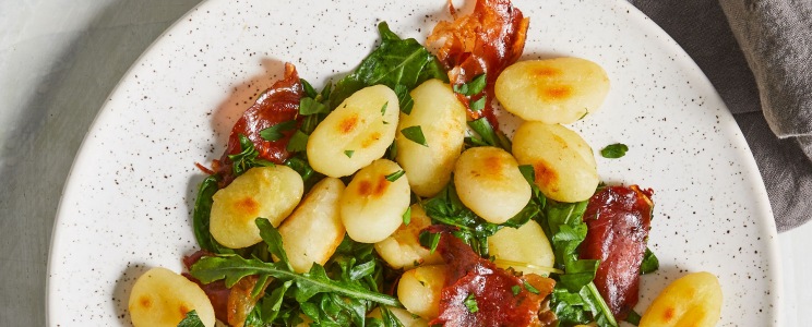 Rukkolás gnocchi bacon chipsszel