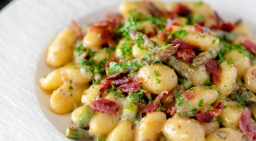 Spárgás-baconös gnocchi