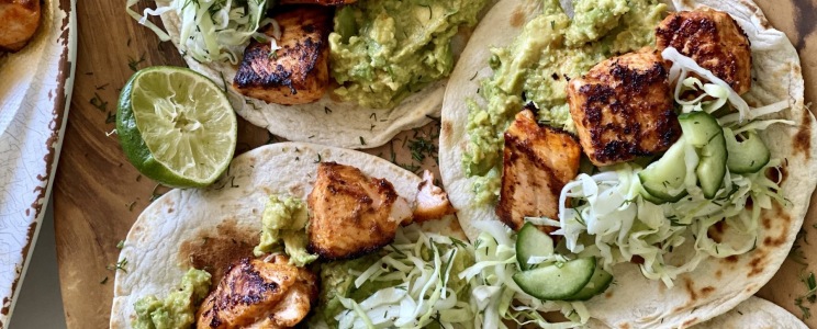 Sült lazacos taco