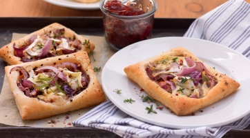 Szalonnás-hagymás camembert leveles tésztában
