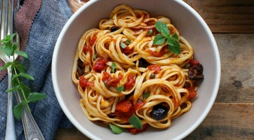 Szardellás spagetti (spagetti alla puttanesca)
