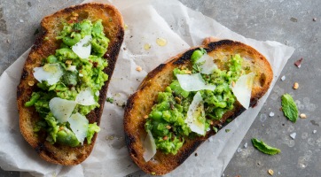 Zöldborsós bruschetta