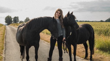 A lány, aki görkorcsolyával előzi meg a lovait