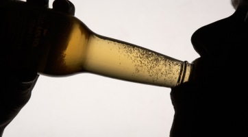Bizonyítva: már az alkoholszagtól is berúgunk