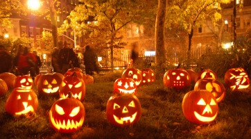 Ez a nő egy igazi megszállott, ha Halloweenról van szó