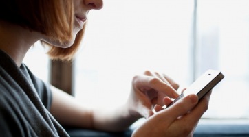 Hangulatjavító lehet, ha gyakran nézzük a telefonunkat