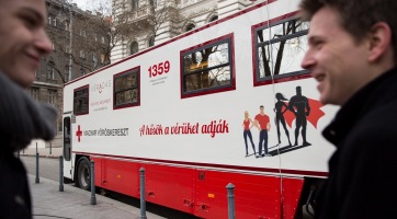 Hipernettel száguld a Vöröskereszt véradó kamionja
