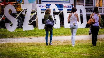 Jégpohárral és szalma szívószállal készül az idei SZIN