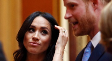 Meghan hercegnő álruhában sétáltat kutyát?