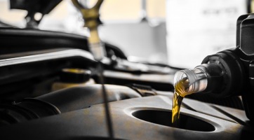 Motorolajat itat hívőivel egy őrült afrikai prédikátor