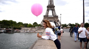 Nézd meg a nőt, aki mindenhová egy pink lufival megy