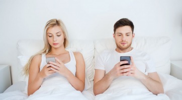 Segít vagy inkább árt a kapcsolatnak a Facebook?