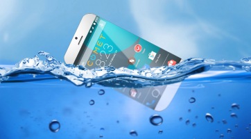 Teljesen megőrült a nő, amikor a tóba esett a telefonja