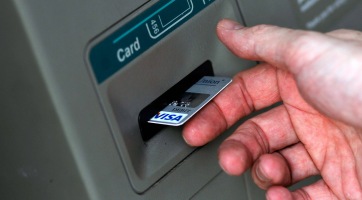 Ujját törte az ATM, de nem kap kártérítést