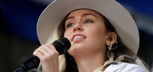 A ribi visszatért: Miley Cyrus új képein ismét nagyokat villant!