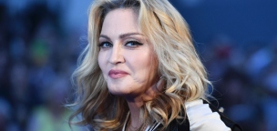 A változatosság kedvéért Madonna ismét leégette magát a színpadon