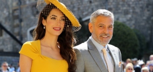 Amal Clooney Mikuláscsomagnak öltözve jelent meg Meghan hercegné babaváróján