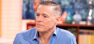 Bryan Adams gúnyosan köszönetet mondott a denevérevőknek az elmaradt koncertjei miatt