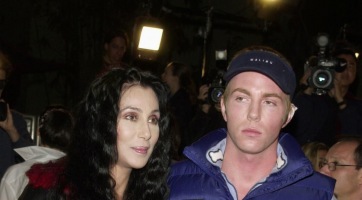 Cher gondnokság alá akarja vonni 47 éves fiát