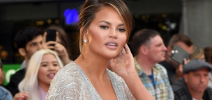 Chrissy Teigen megmutatta fürdőruhás alakját, és úgy néz ki, mint SpongyaBob