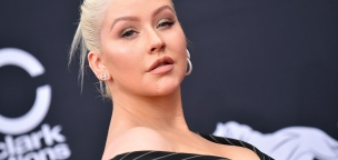 Christina Aguilera egy fekete-arany kezeslábasban vonult a 40. születésnapja alkalmából