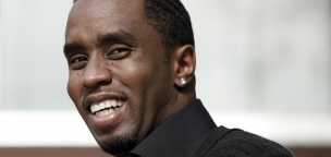 Ciki: beszakadt a színpad P. Diddy alatt (videó)