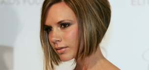 De cuki: Victoria Beckham címlapos magazint lapozgat a kis Harper Beckham