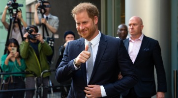 Döntött a bíróság, Harry herceg hekkelés áldozata lett