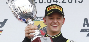 Édesapja kesztyűjében versenyzett Mick Schumacher