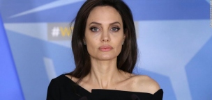 Elképesztő összegért adta el Winston Churhcill festményét Angelina Jolie