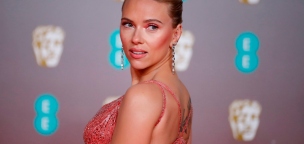 Elképesztő: több mint 550 órán át készült Scarlett Johansson ruhája, melyet a BAFTA díjátadón viselt