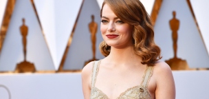 Emma Stone újra divatba hozza a dauerolt hajat