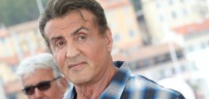 Ennek a videónak semmi értelme, de összekenik benne Sylvester Stallone arcát sütikrémmel