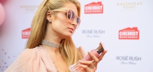 Fogadjunk, hogy még nem láttad fogatlanul Paris Hiltont